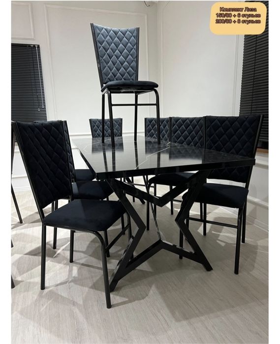 Сем бренди стол со стульями.