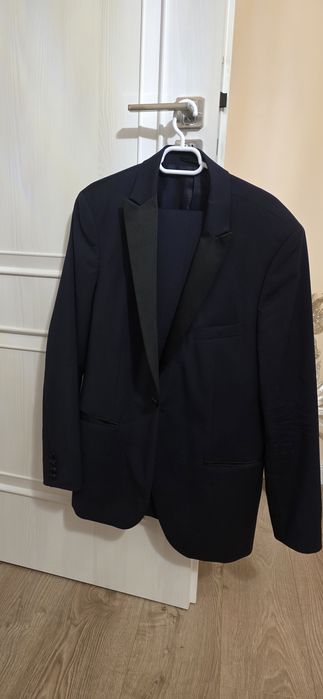 Vând costum de ceremonie in stare foarte bună. Merita văzut!