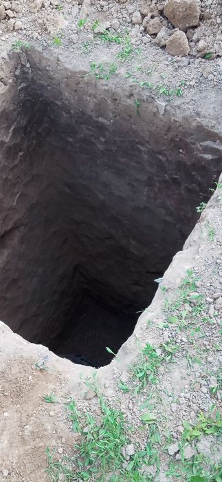 Копаем  траншей  землю ямы траншею