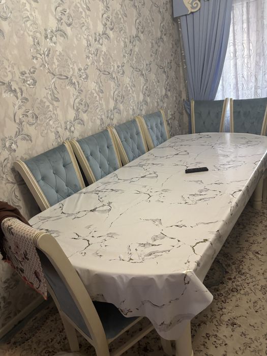 Стол для гостей.