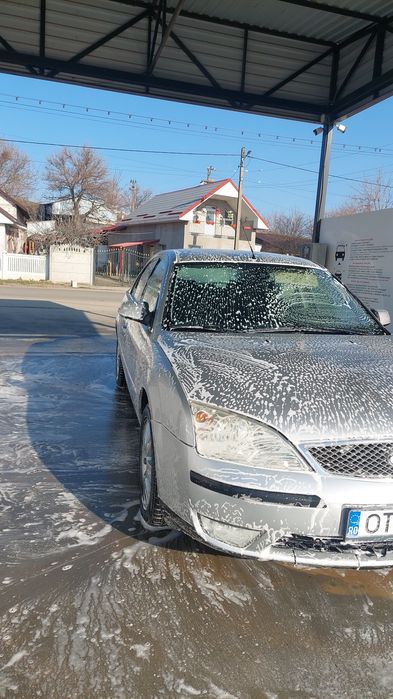 Vând Ford mondeo