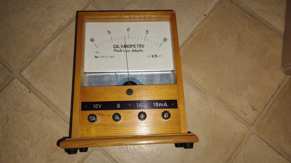 Galvanometru vintage in carcasa din lemn