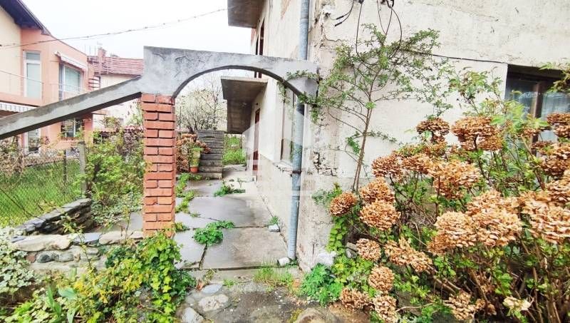 Kъща в гр. Сапарева баня с двор и гараж