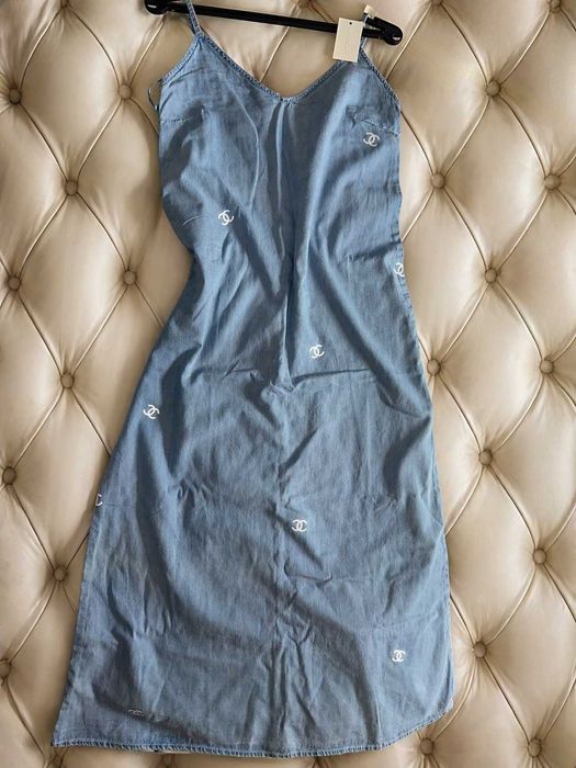 дънкова дълга рокля на шанел chanel уникална модерна с тънки презрамки, които се коригират