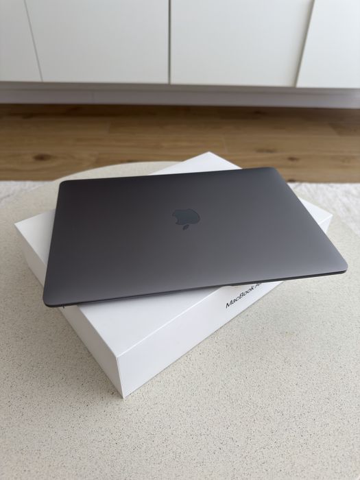 MacBook Air 13-inch Apple M1 / 8GB RAM / 256GB SSD - Sănătate Baterie 89% (Ca Nou)