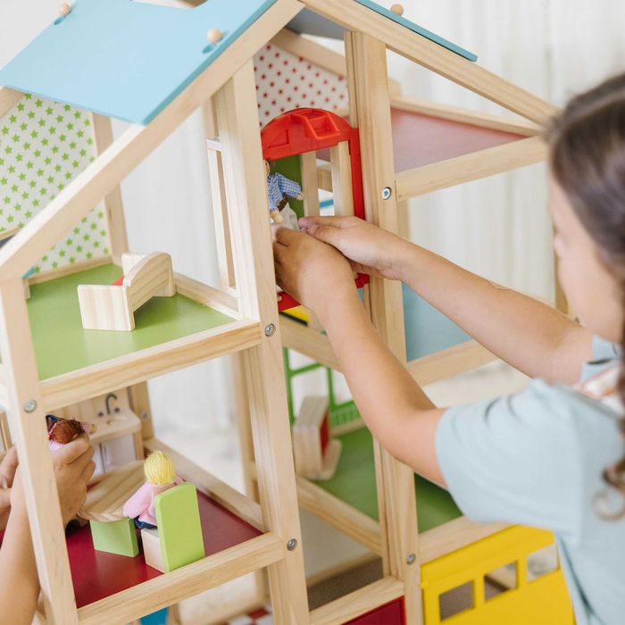 Дървена къща за кукли с обзавеждане и асансьор Melissa and Doug