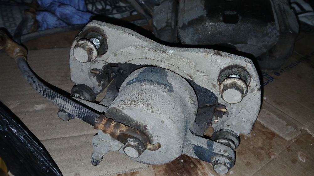 Продам суппорт передние на Рав 4