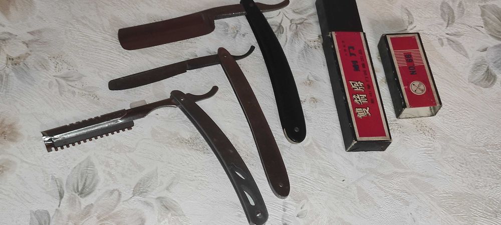 -  vand  brici briciuri pt. barbierit pt. colectie / panoplie etc  cele din poza  pret 200 ron 3 bucati