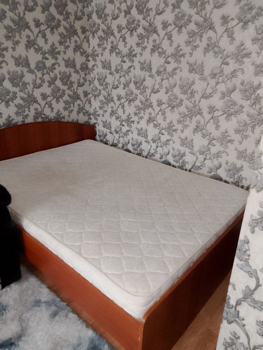 Продам 2-х спальную кровать. Бонусом - телевизор.