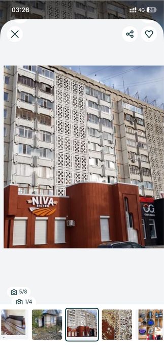 Шкаф белый с зеркалом находится в центре