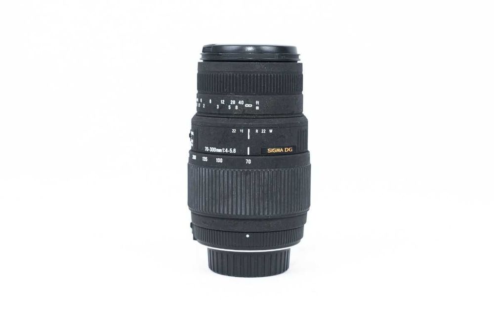 Sigma 70-300 mm f/4-5.6 DG Macro pentru Nikon F - obiectiv FX