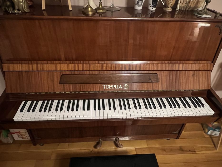 Pianină cu placă de bronz