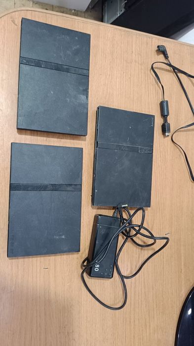 PlayStation 2 
В комплекте 
один шнур
Один блок питания 
3 приставки