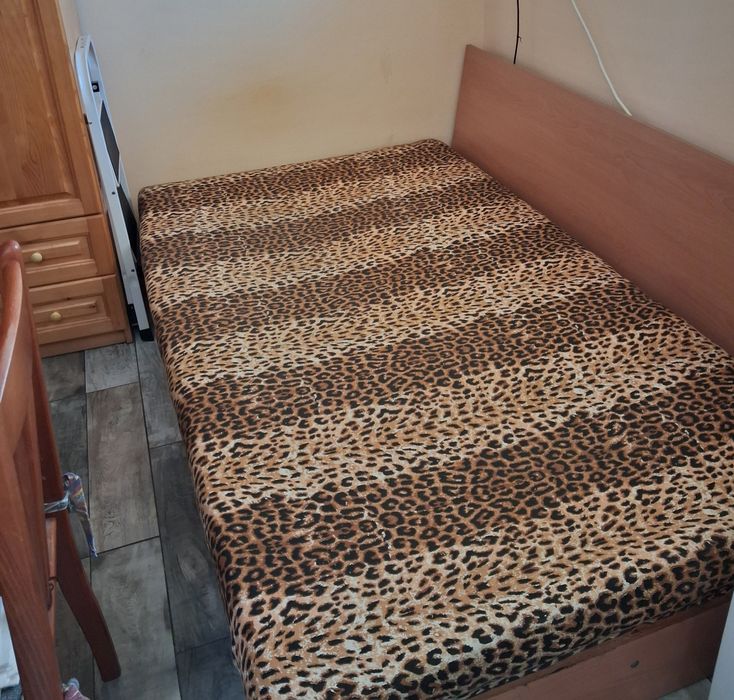 Продавам спалня с размери 120 cm на 190 cm. Спалнята е в добро състояние.