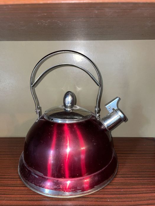 Чайник металлический с красным корпусом