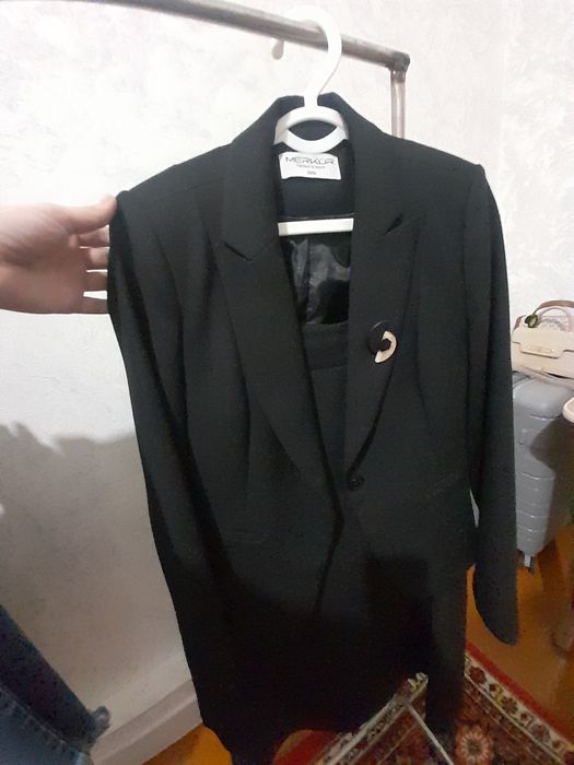 Ayollar kastyum yubkasi sotiladi