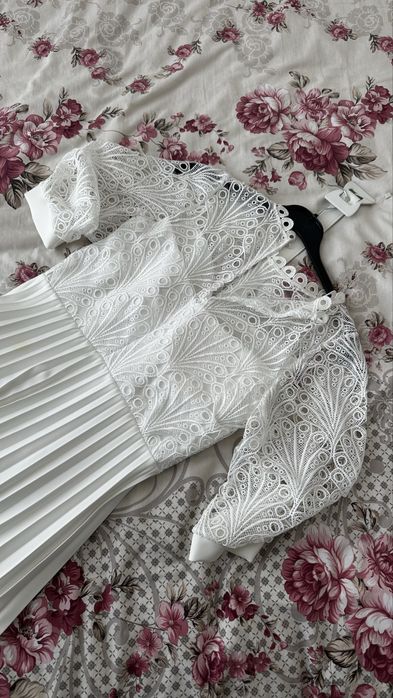 Бяла рокля с колан