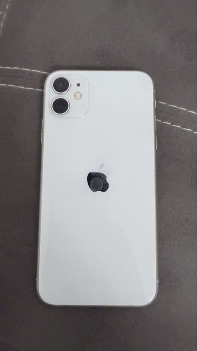Продавам iPhone 11
