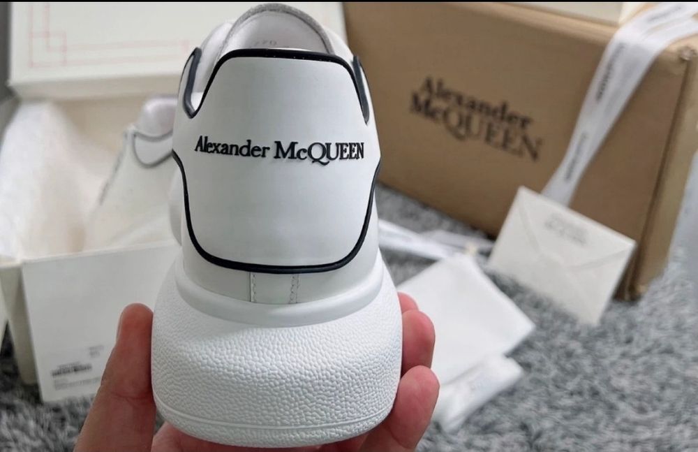 Alexander McQueen la DOAR 299 LEI