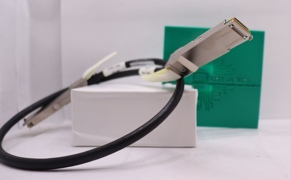 Cablu DAC Copper Qsfp+ 40Gb Amphenol 10093084-2010HFLF QSFP+ 0.8 m