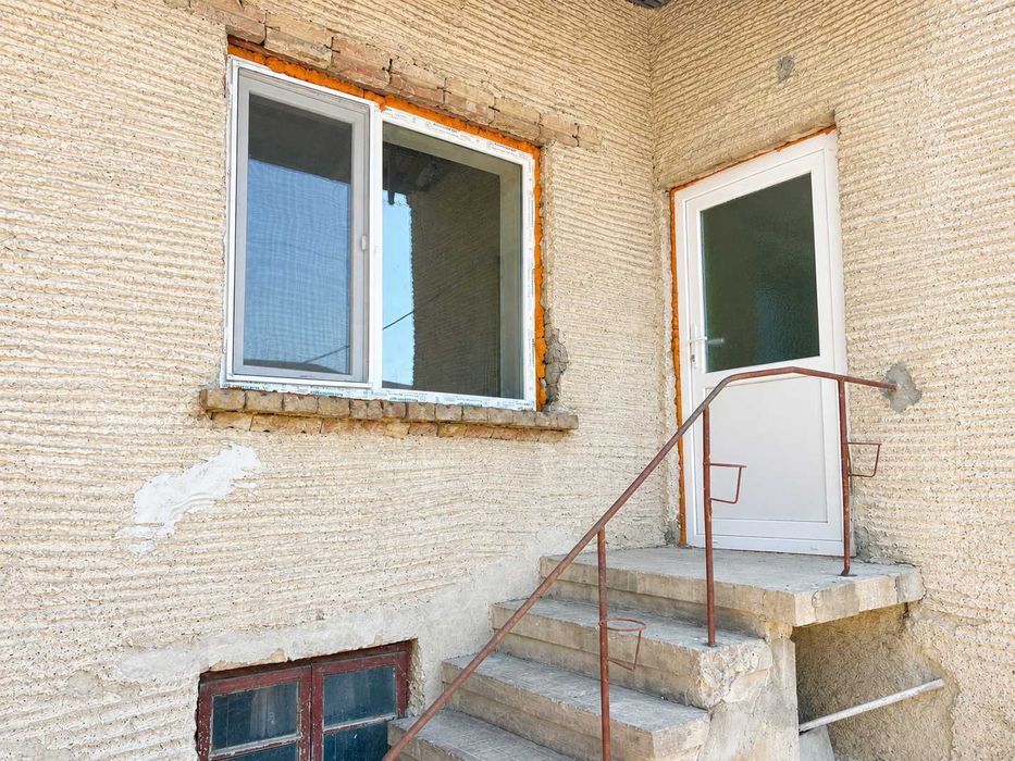 Къща с голяма градина в село Дриново   близо до Попово