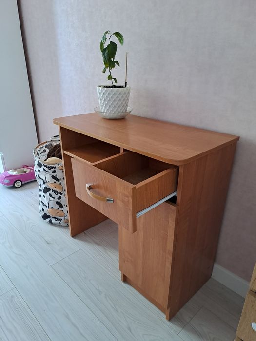 Продам стол с ящиками