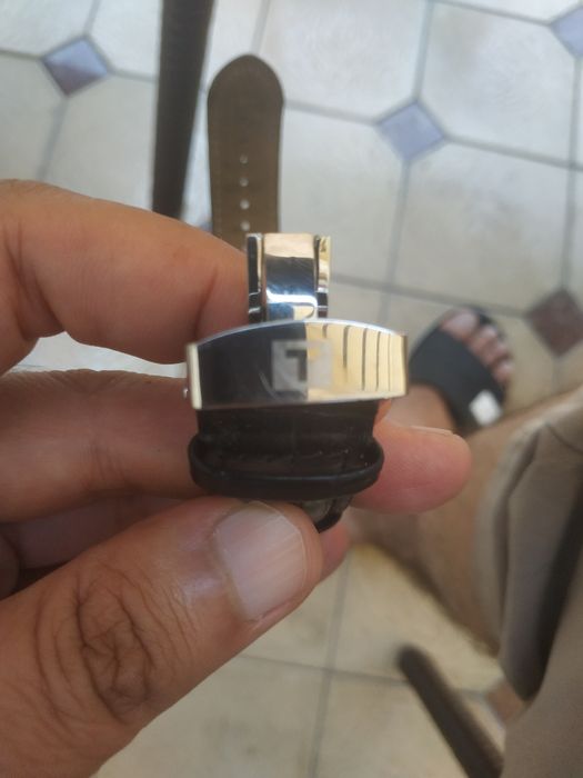 Швецарский часы срочно продам