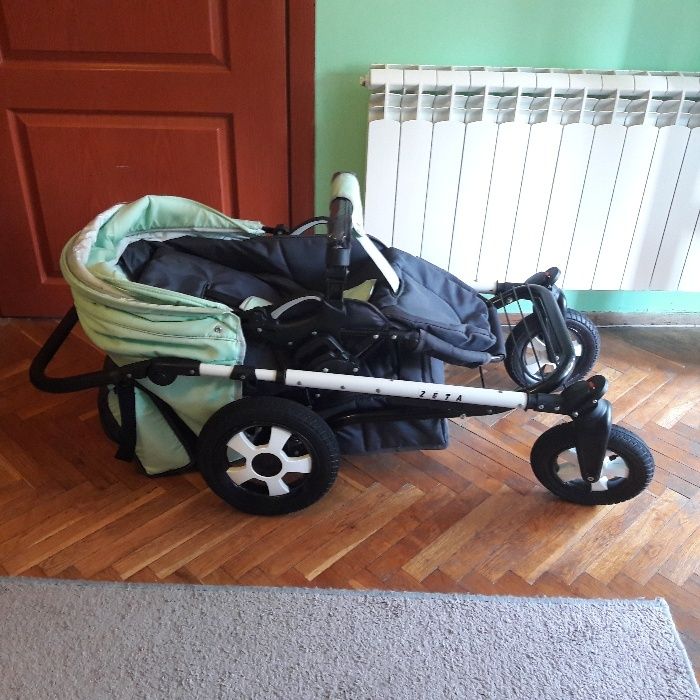 детска количка много запазена