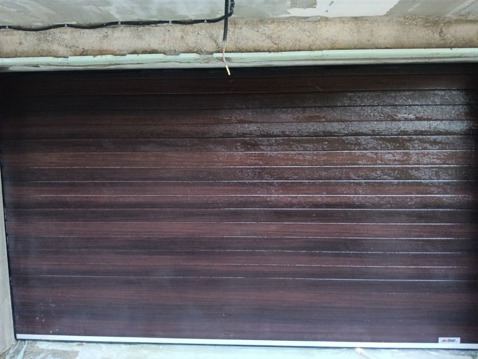 Vând poarta garaj automatizată.