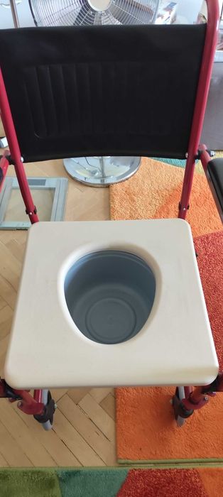 scaun cu wc si rotile