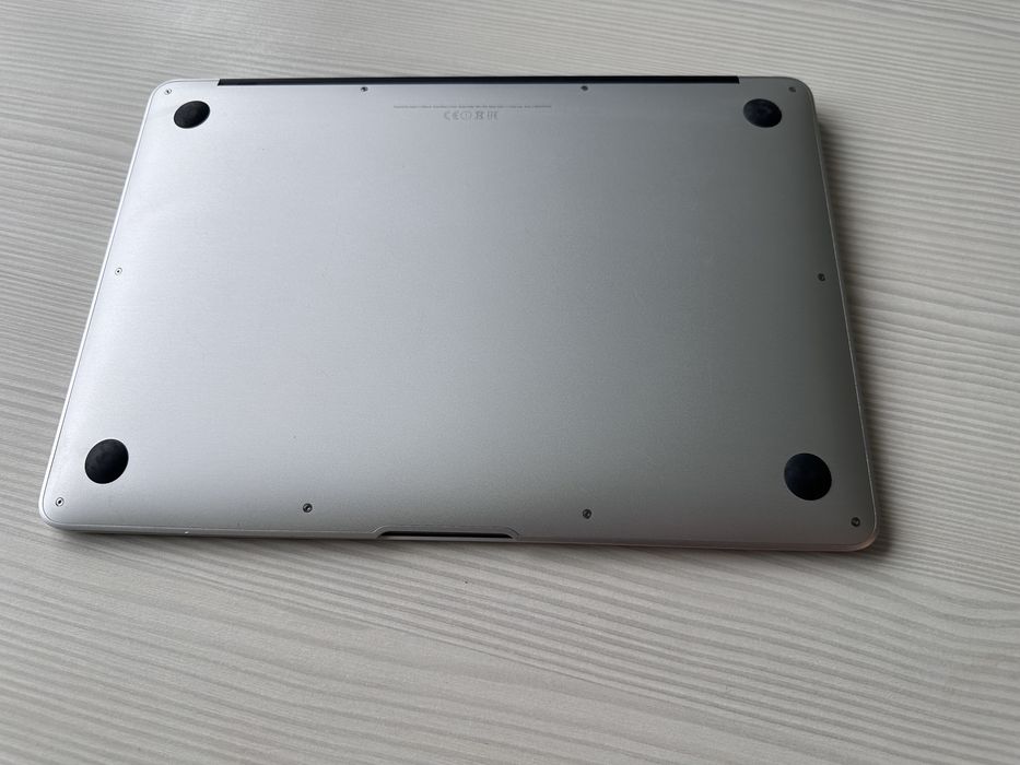 MacBook Air • Intel i5 - 8Gb RAM - 240Gb SSD - arata bine - baterie buna