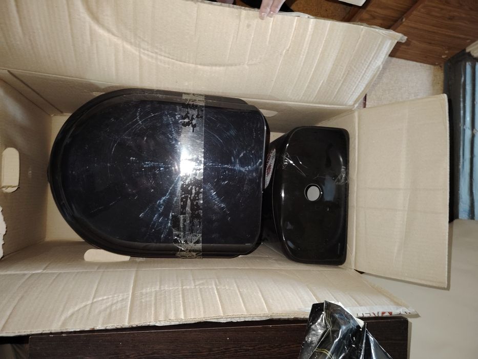 Новый унитаз в упаковке