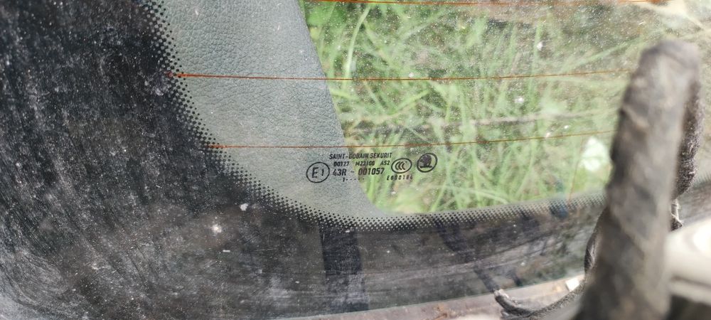 Продам заднее стекло