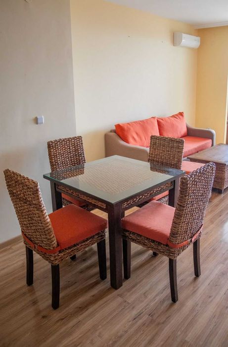 2 модела трапезни маси от ратан и масив.