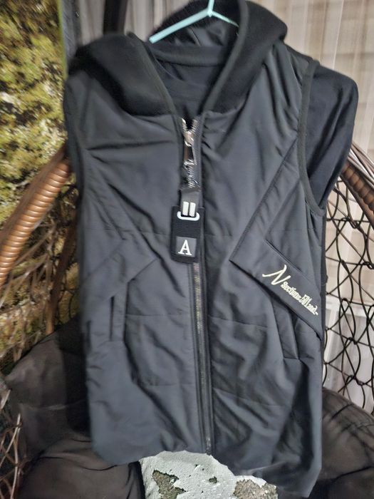 Продам жилетку  146 см