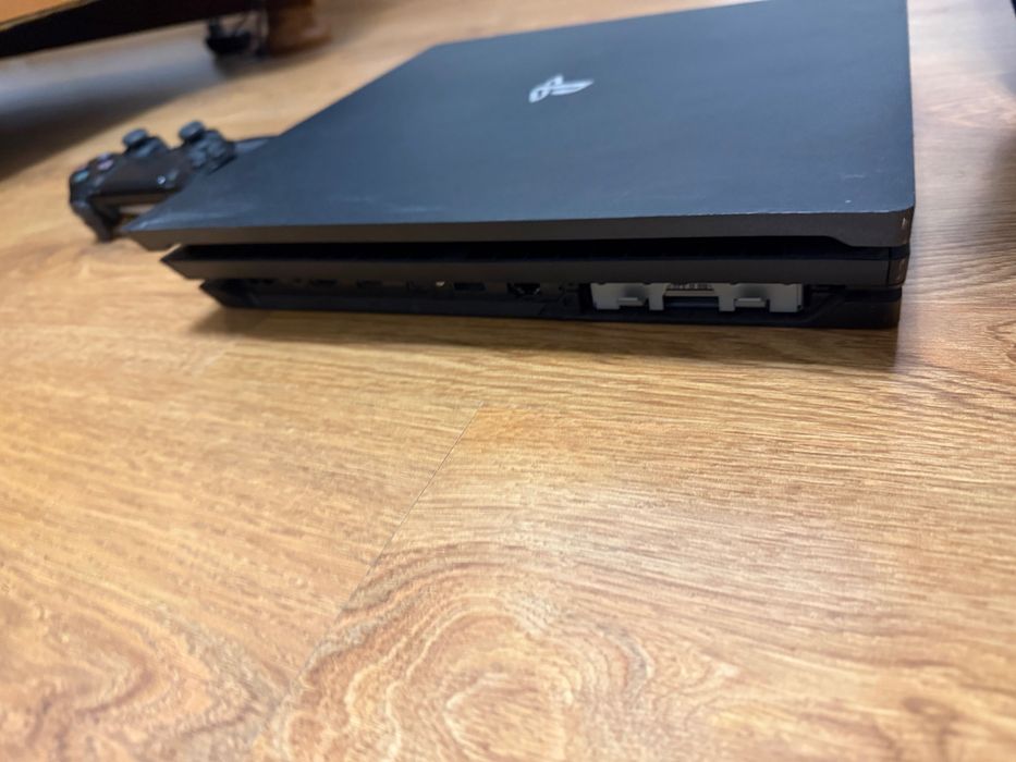 Vând ps4 pro cu un controller original și 3 jocuri