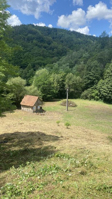 Vând teren intavilan cu construcție si extravilan.