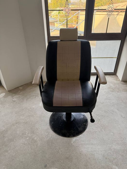 Кресла для мужской салона в хорошем состоянии