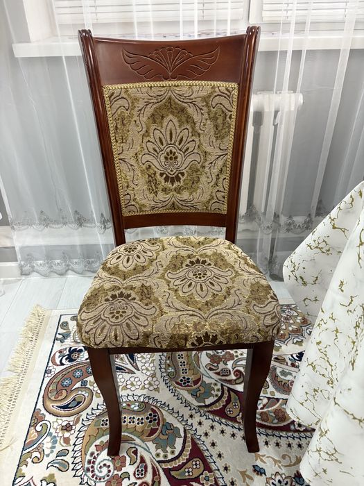 Продам комплект деревянных стульев