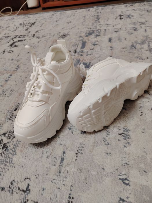 Маратонки, снежно бели, с платформа