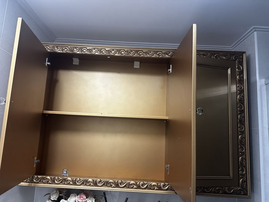 Шкафчик и зеркало