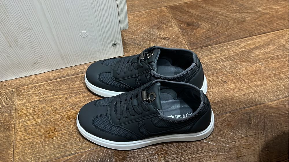 Продам кроссовки новые