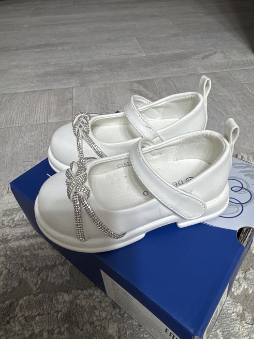 Продам белые туфли 23р