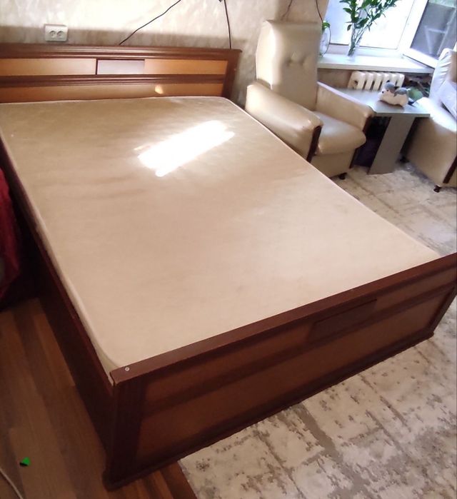 Продаётся двуспальная кровать!