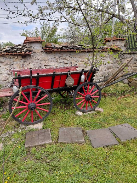 Дървена каруца в добро състояние