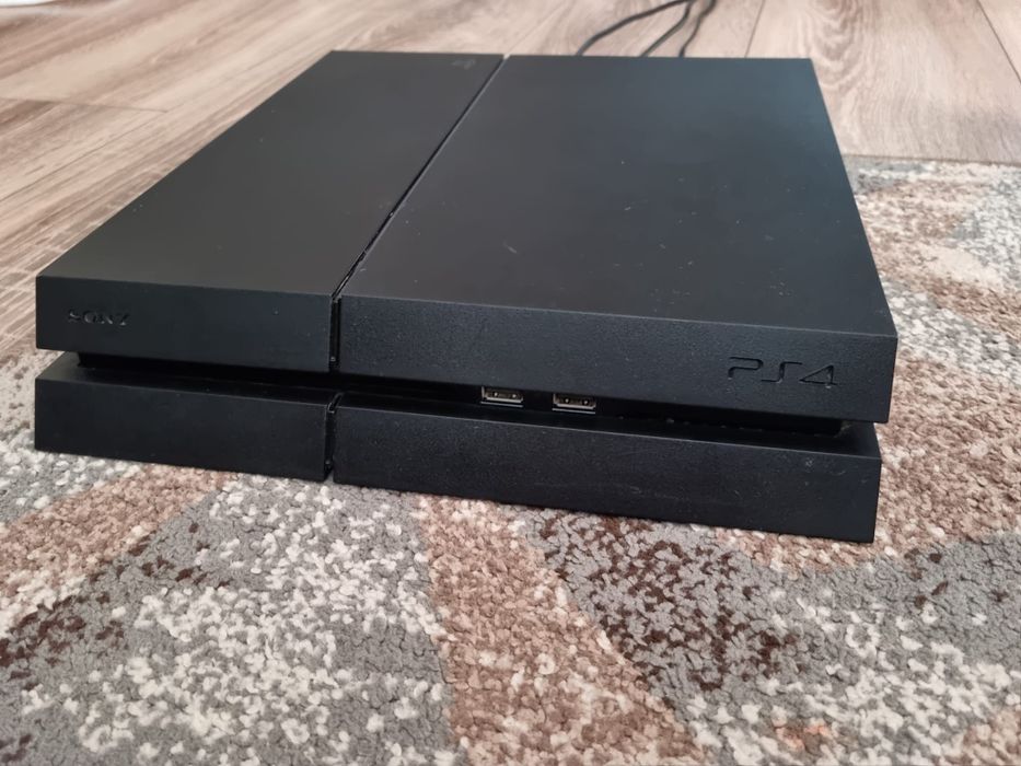 Vând PlayStation 4, volan gaming Marvo și cască VR și jocuri  PlayStation