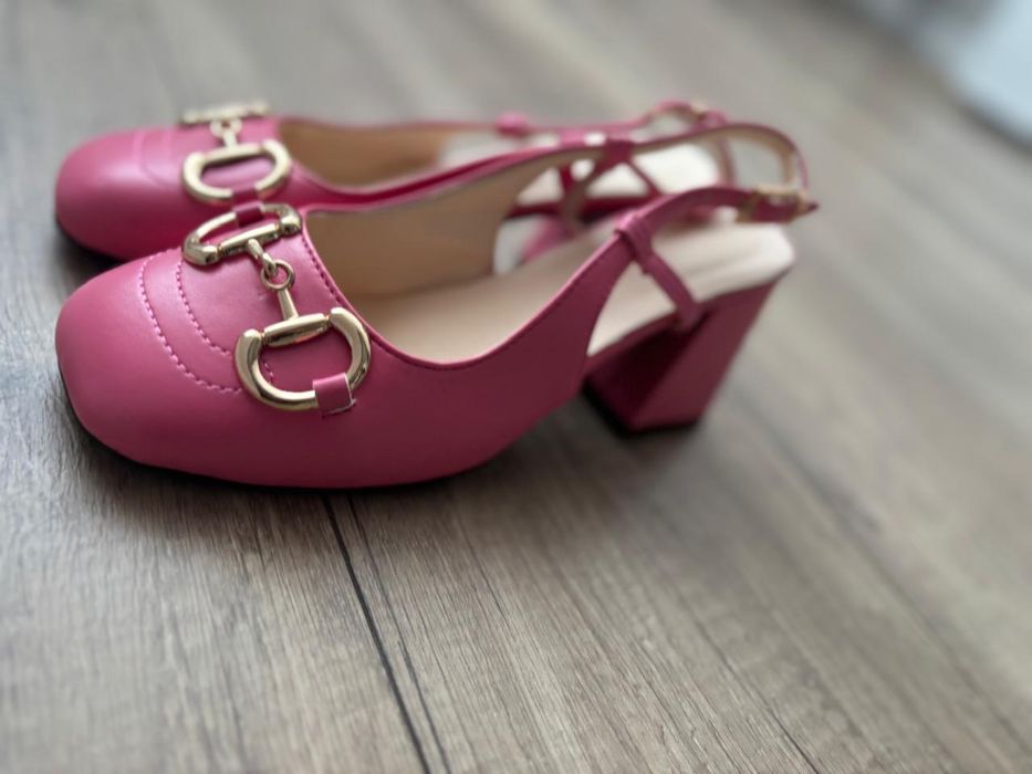 Босоножки на каблуке