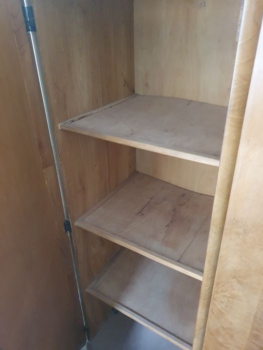 Гардероб от масивна дървесина