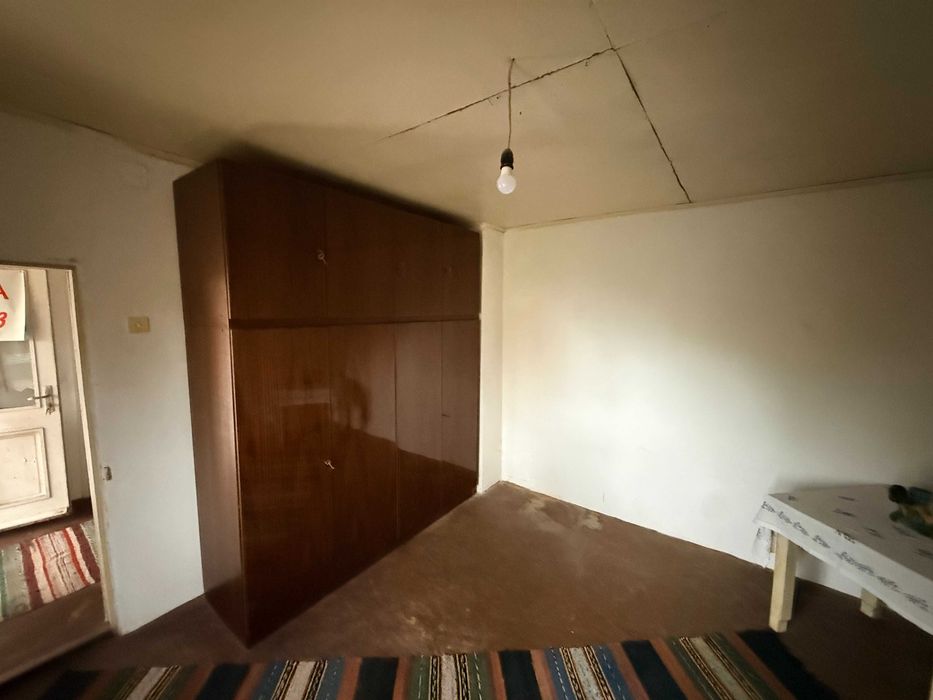 Къща с двор в с.Здравец