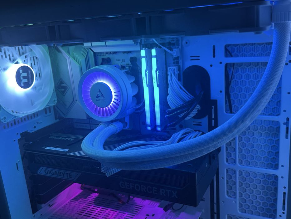 GAMING Компютър (PC) 5070ti ryzen 7 9800X3D 32RAM 6000Mhz